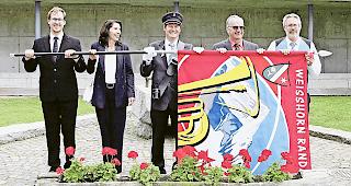 Stolz. Dirigent Jo&euml;l Zuber, Fahnenpatin Manuela Brantschen-Perren, F&auml;hnrich Jonas Truffer,  Fahnenpate Ewald Gruber und Pr&auml;sident Aldo Brantschen (von links).