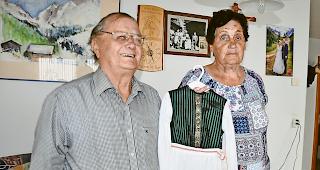 <b>Lebendiges Kulturgut.</b> Stefan und Antonia Ambord pr&auml;sentieren die Tracht, die ihre Enkelin tragen wird.