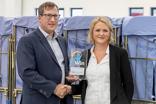 Inhaber und Geschäftsführer Hans-Peter Heinzmann durfte von Tanja Bürgle (Fachmagazin R + WTextilservice) den Preis als «beste Wäscherei des Jahres 2019» entgegennehmen.