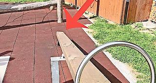 Spielplatz Kippel: Ein Metallring der Wippe  (siehe roter Pfeil) wurde abgerissen.