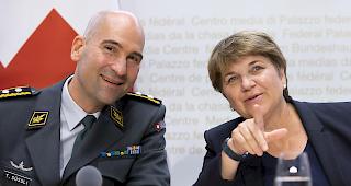 Bundesr&auml;tin Viola Amherd, rechts, und der neue Chef der Armee, Thomas S&uuml;ssli, am Mittwoch in Bern.