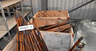 Die Polizei fand bei einer Durchsuchung des Hauses des Beschuldigten in Degersheim im Dezember 2017 rund 280 Waffen, grosse Mengen Munition und 1,3 Millionen Franken Bargeld.