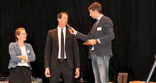 FernUni-Diplomand und Ski-Olympiasieger Ramon Zenh&auml;usern (mitte) im Interview am Samstagnachmittag in der Simplonhalle in Brig. Neben ihm die Snowboard-Olympiasiegerin Patrizia Kummer, wie Zenh&auml;usern Botschafterin der FernUni Schweiz.