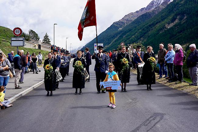 Impressionen vom Festumzug des internationalen Walsertreffens im Lötschental. MG Alpenrose Kippel.