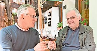 &Uuml;bergabe. Paul Schnidrig (links) und Richard Lehner: Ein Prost auf den Wechsel.