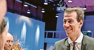 Erfolgreich. Olympiasieger Ramon Zenh&auml;usern erh&auml;lt sein Wirtschaftsdiplom.