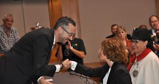 Vereidigung. Staatsrat Fr&eacute;d&eacute;ric Favre gratuliert Lucie Wellig.