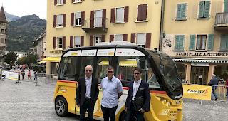 Willy Garbely (PostAuto), Patrick Hildbrand (Stadtrat) und Roland Imhof (Stadtarchitekt, von links) vor dem selbstfahrenden Postauto "SmartShuttle" in der Briger Innenstadt.