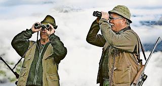 Ausschau nach dem Wild. Patentkantone wie das Wallis haben kein Interesse daran,  dass J&auml;ger aus der ganzen Schweiz auf die heimische Fauna losziehen.