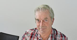 K&ouml;nner. Gilbert Clausen und das Scherenschneiden: &laquo;Zeichnen ist schwieriger als Schneiden.&raquo;Foto wb