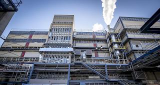 Hier wird angebaut: DSM-Poduktionsgeb&auml;ude in Lalden.