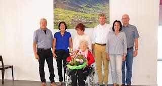 Stolz. Gemeinsam mit Familienmitgliedern liess sich die Jubilarin geb&uuml;hrend feiern. 