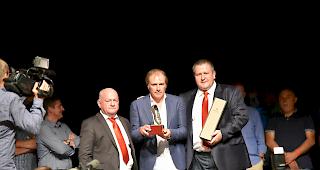 Der Jahrhundert-Fussballer, Alain Geiger wurde von den Verantworltichen des Walliser Fussball--Verbandes ausgezeichnet.