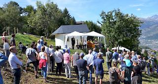 Rund 80 Personen nahmen an der Einweihung der neuen Friedenskapelle teil.