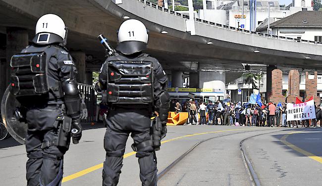 Die Demonstranten und Demonstrantinnen des unbewilligten Gegendemonstrationszugs gerieten mit der Polizei aneinander. 
