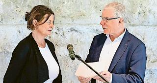 Preis&uuml;bergabe. Radka Denemarkov&agrave; war sichtlich ger&uuml;hrt, als ihr Arnold Steiner den Spycher Literaturpreis &uuml;berreichte.