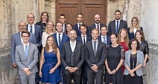 Staatsrat Fr&eacute;d&eacute;ric Favre, Vorsteher des Departements f&uuml;r Sicherheit, Institutionen und Sport (DSIS) hat am Dienstag 14 Anw&auml;ltinnen und Anw&auml;lten sowie einem Notar und zwei Notarinnen ihre Diplome &uuml;berreicht.