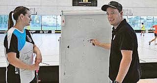 &laquo;Wir legen im Training jetzt mehr Wert auf Taktik&raquo;, sagt Trainer  Jonas Gruber, hier mit Spielerin Alicia Kronig.