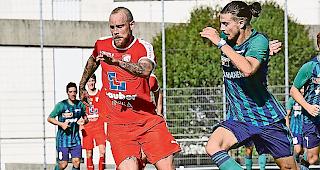 Nico Zwimpfer (links) und der FC Naters Oberwallis liegen nach sieben Runden auf dem f&uuml;nften Rang.