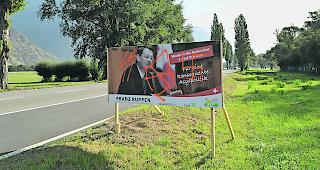Das Wahlplakat von Franz Ruppen wurde mit Hitlerkreuzen besprayt.