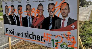 Vandalismus. Ein verschmiertes Wahlplakat der SVP bei Agarn.