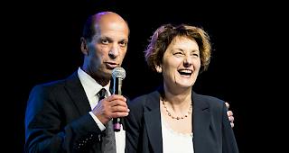 Beat Rieder (links), CVP-St&auml;nderat, und Marianne Maret, CVP-St&auml;nderatskandidatin, sprechen im Mai auf dem Kongress der Unterwalliser CVP in Fully.