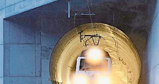 Basistunnel L&ouml;tschberg. Der Ausbau auf zwei R&ouml;hren ist nicht ohne vor&uuml;bergehende Einschr&auml;nkungen zu haben.Foto Keystone