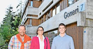 Haus Nummer 7. Markus Albrecht (links), Technischer Leiter, Barbara Moosmann, Direktorin Sport Resort, und Architekt Joel Holzer (Albrecht Architekten) vor dem umgebauten Pavillon.Foto wb