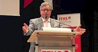 Rektor Michael Zurwerra begr&uuml;sste die Diplomempf&auml;nger.