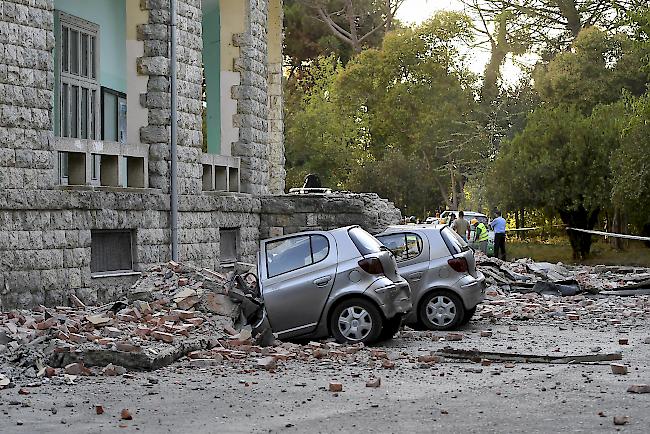 Beschädigte Autos vor dem Gebäude der Fakultät für Geologie nach einem Erdbeben in Tirana.