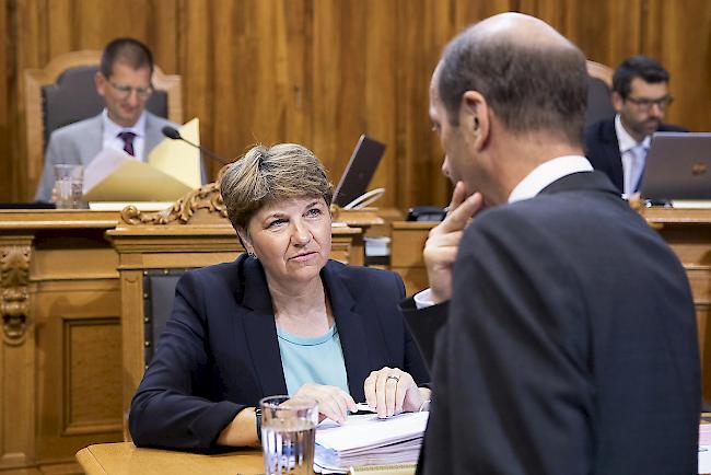 Bundesrätin Viola Amherd diskutiert mit Ständerat Beat Rieder während der Debatte um die Beschaffung neuer Kampfflugzeuge am Dienstag in Bern.