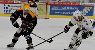 Visp Tomas Dolana gegen Jordane Hauert, der Ajoie-Verteidiger entschied mit dem 2:3 das Spiel in der Verl&auml;ngerung.