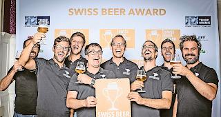 Die pure Freude. Die Genossenschaft Heidnischbier hat m&auml;chtig abger&auml;umt: Stefan Imseng, Christian Kalbermatter, Yannick Schmid, Aaron Imboden, Fabian Reist, David Zurbriggen, Jens Theler und Robert Zenh&auml;usern (von links).