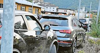 Abgestellt. Statt die Fahrt in ein Parkhaus in Angriff zu nehmen, parkieren die Lenker lieber m&ouml;glichst nahe bei der Arena.