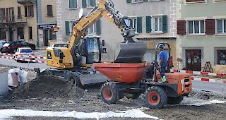 Der Gliser Dorfplatz sollte 2020 fertig sein. Bis Ende Oktober sind wieder beide Spuren befahrbar.