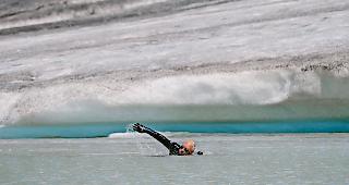 Abenteuer f&uuml;r Hartgesottene. Lothar Supersaxo trainierte diesen Sommer schon mal im Rhonegletschersee.