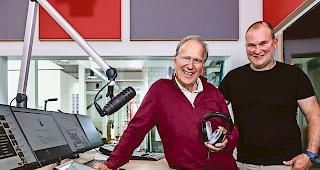 Fast wie damals. Radiopionier Stephan Perren (links) und sein Sohn Michel im neuen rro-Studio in der Pomona in Visp.