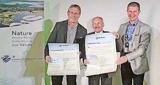 Label&uuml;bergabe in Jurmala (Lettland). Moritz Schwery, Pr&auml;sident Landschaftspark Binntal,  Paolo Crosa Lenz, Pr&auml;sident Parco Naturale Veglia-Devero, und Ignace Schops, Pr&auml;sident Europarc (von links).
