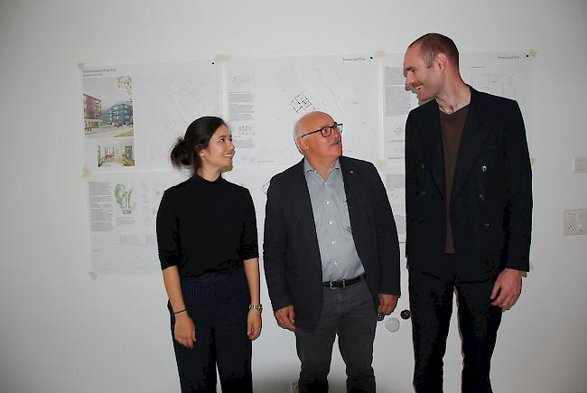 Die beiden Architekten Marianne Meister und Camiel Van Noten mit Herbert Schmidhalter, Präsident der Stiftung Residenz Brigerberg (Mitte). 