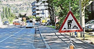 Kreisel Landbr&uuml;cke. Von Stalden herkommend f&uuml;hren wieder zwei Spuren bis zum Kreisel.