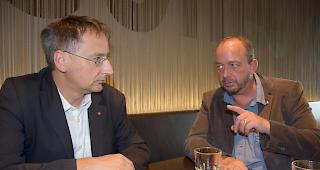 Thomas Egger (l.) und Gilbert Truffer debattieren angeregt.