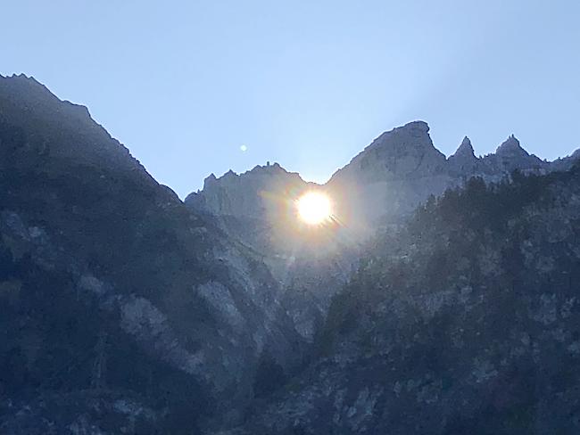 Die Mitarbeitenden des Unesco-Welterbes Swiss Alps Jungfrau-Aletsch waren auf Weiterbildung. Dabei erlebten sie auch das Sonnenspektakel am Martinsloch.
