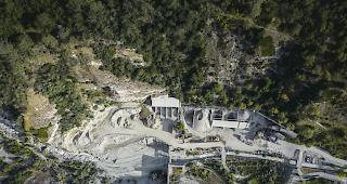 Luftaufnahme der bereits erstellten Schutzprojekte und des Kieswerks am Baltschiederbach.