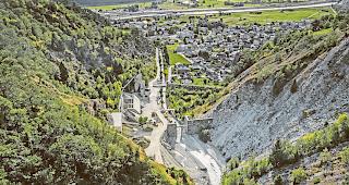 Schutzprojekt. Vorn im Bild sind der erstellte Damm und das Becken ersichtlich, links an den Baltschiederbach grenzt das Kies- und Betonwerk. Foto WB/Alain Amherd