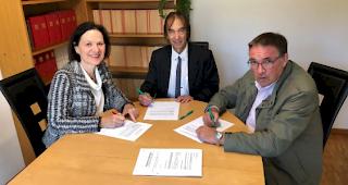 Vertragsunterzeichnung in Brig: Staatsr&auml;tin Esther Waeber-Kalbermatten, Notar Peter Volken und der Vertreter des Milit&auml;rdepartements Eros H&uuml;rrlimann (v.l.).