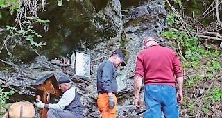 Unbekannte T&auml;terschaft. Beim in Agarn weitum bekannten &laquo;Bildstockji&raquo; hat sich, nachdem es vom Meretschiclub in Fronarbeit aufgewertet wurde, Ende September ein Vandalenakt ereignet. Dabei wurden auch die neu installierten Holzb&auml;nke weggerissen und ins Dickicht geworfen.