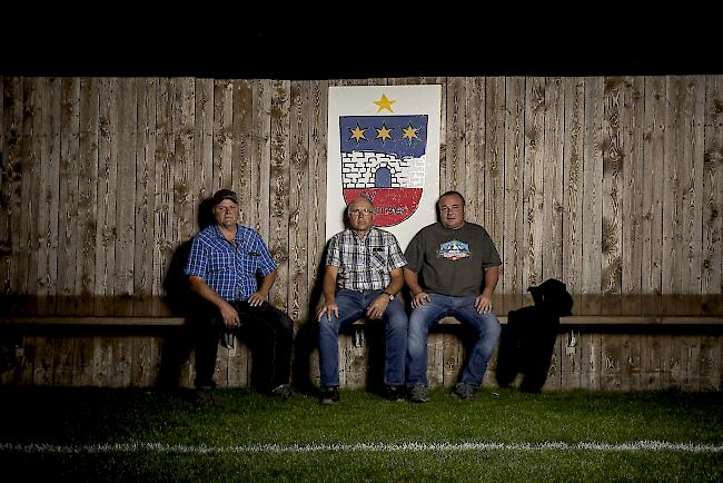 Meister-Rasen. Die Brüder Richard und Walter Zeiter mit Robert Zentriegen (von links) kümmern sich um den Platz – ein Leben für den SV Gamsen.