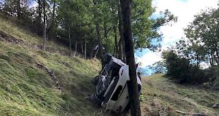 Am Samstagmorgen ereignete sich zwischen St. German und Ausserberg ein t&ouml;dlicher Verkehrsunfall. Dabei st&uuml;rzte ein Auto rund 20 Meter einen Abhang hinunter. 