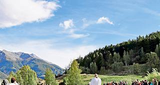 Einsegnung. Pfarrer Marek w&auml;hrend der kurzen Einweihungsfeier beim L&ouml;schbecken.Foto WB