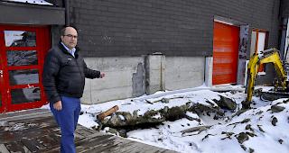 Aushub. Valentin K&ouml;nig, CEO Bergbahnen Aletsch, zeigt auf den Ort der Absenkungen vor dem Westbereich der Bergstation.